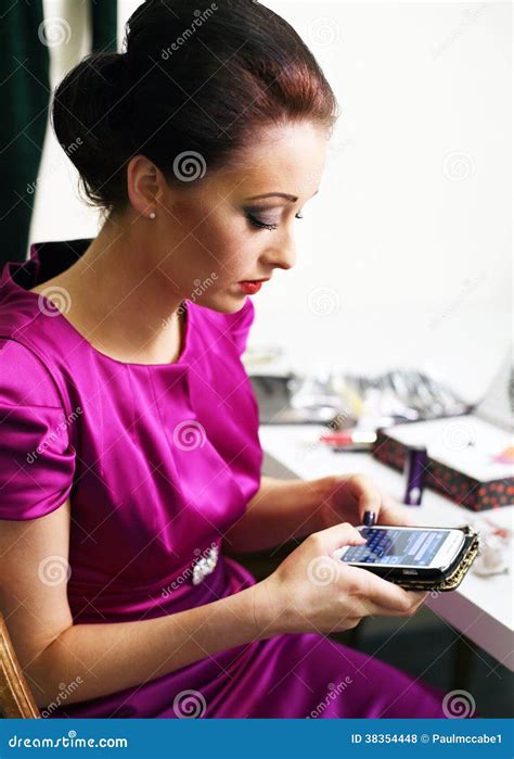 Menina Que Texting No Telefone Celular Foto De Stock Imagem De Mulher