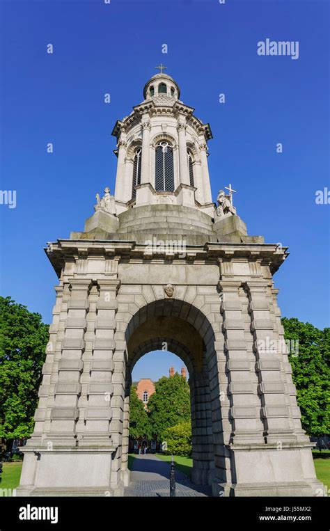 monuments celebres le campanile de trinity college de dublin irlande