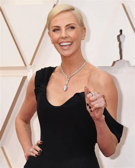 Un Nou Look Pentru Charlize Theron Cum Arat Acum Actri A De De Ani