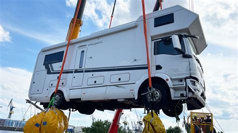 Kraneinsatz Feuerwehr Birgt Wohnmobil Aus Der Elbe Ndr De