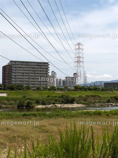 大阪市内を通る高圧送電線と送電鉄塔の写真素材 255936283 イメージマート