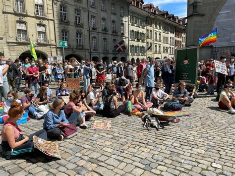 Des Militants Du Climat Ont Manifest Berne Devant La Banque