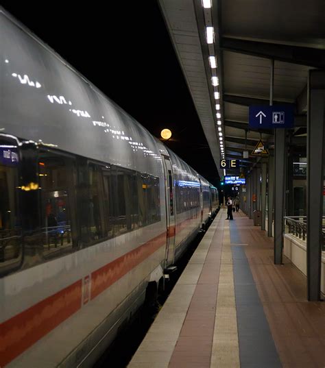 Mit Etwa 40 Minuten Verspätung Von Hamburg Hbf Und Bei Vollmond Haben