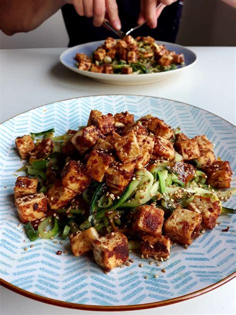 Vegan Courgetti Met Knapperige Tofu Worstenbrood Wijn Knapperige