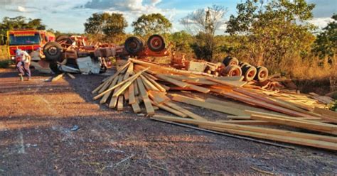 Carreta Tomba Ao Tentar Desviar De Buraco Perto De Colinas Motorista