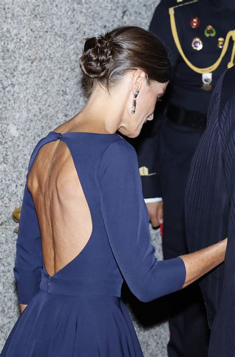 La Reina Letizia IMPRESIONANTE Presume De Espalda Tonificada Con Un