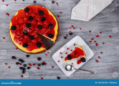 Fatia De Bolo De Queijo Da Morango Na Placa Branca Foto De Stock