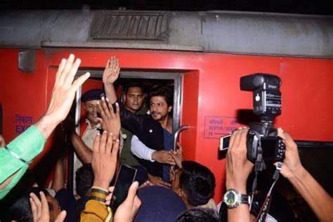 Raees publicity: Shah Rukh Khan rides train to promote his movie ...