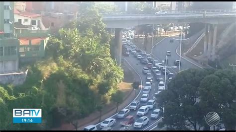 Acidente Tr S Carros Deixa Tr Nsito Congestionado Na Avenida