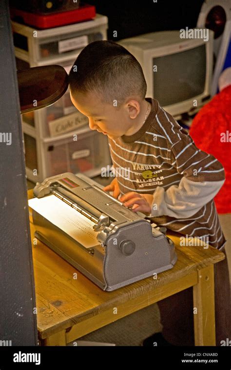 Junge Am Schreibtisch Mit Einer Schreibmaschine Fotos Und