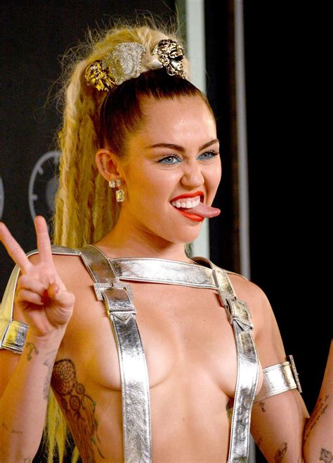 Miley Cyrus Music Awards 2024 Dulce Goldarina