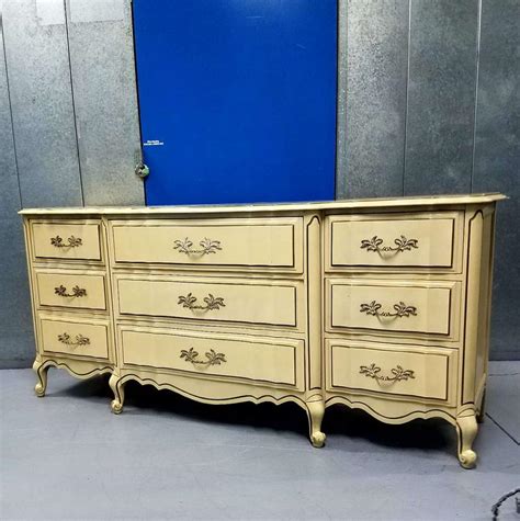 Vintage 1960s French Provincial 9 Drawer Dresser For Sale In Montebello