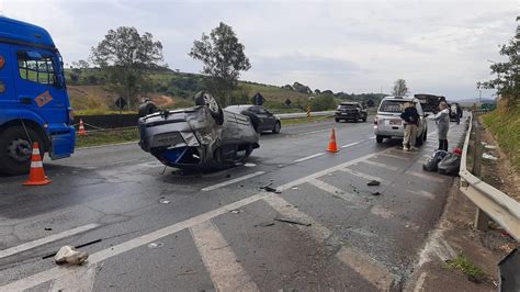 Carro capota e mulher morre após ser arremessada para fora do veículo