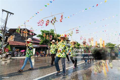 태국 수코타이 거리에서 새 해 송 크 란 물 축제를 축 하 하는 태국 사람 4월에 대한 스톡 사진 및 기타 이미지 4월