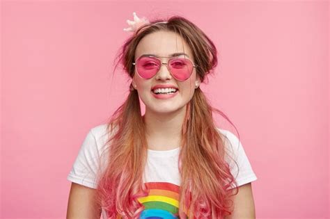 Free Photo Beautiful Woman With Trendy Pink Sunglasses