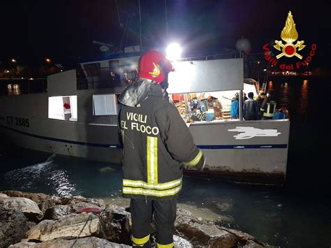 San Benedetto Peschereccio Impatta Contro Gli Scogli E Imbarca Acqua