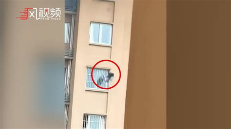 重庆一高层住宅突发火灾，女子翻窗逃生不慎坠落身亡凤凰网视频凤凰网