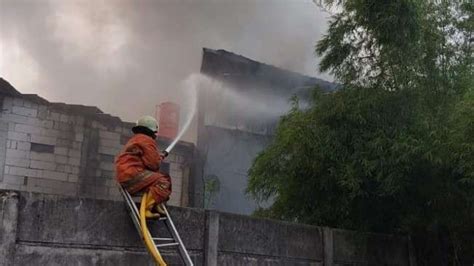 Kebakaran Landa Gudang Kopi Kapal Api Di Cengkareng