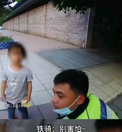 警察送迷路女孩回家，被骗去便利店买雪糕，小孩子套路“真不错”东西