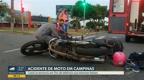 Casal Sofre Queda De Moto Ap S Ve Culo Se Enroscar Em Fia O Ca Da