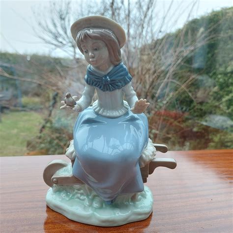 Porcelanowa Figurka Nao Lladro Dziewczynka Z Ptaszkiem Na Taczkach