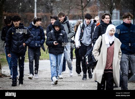 NIJMEGEN les étudiants envoient des textos sur la cour d école du