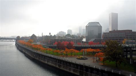 Waterfront Park In Portland Oregon In The Fall Portland City Portland