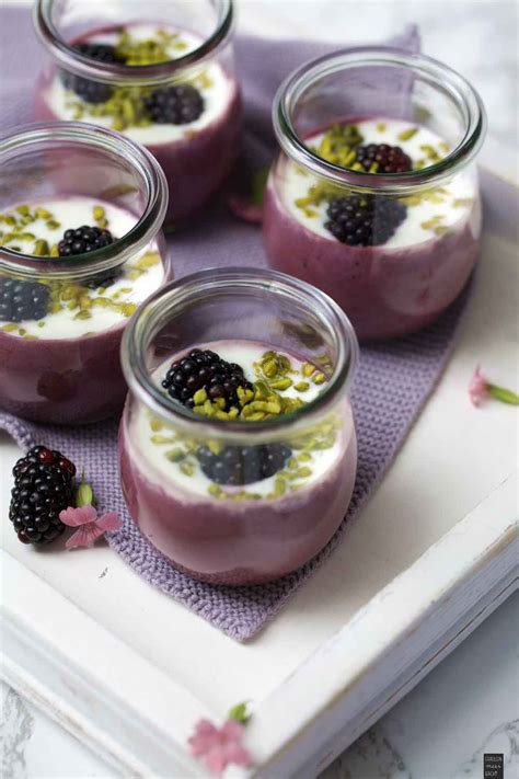 Brombeer Joghurt Mit Gehackten Pistazien Joghurt Dessert Dessert Im