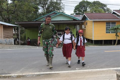 Dansatgas Letkol Inf Alisun Tugas SAtgas Membantu Masyarakat Dalam