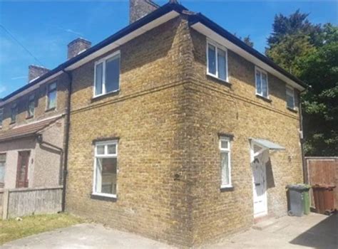 3 Bed Semi Detached House To Rent In Bennetts Castle Lane Dagenham Rm8