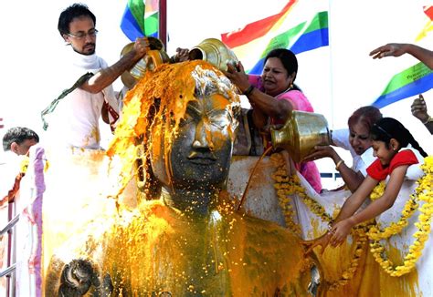 Gommatagiri (Karnataka): Lord Bahubali - Mahamastakabhisheka