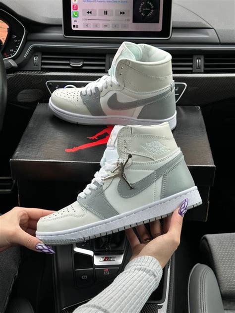 Женские кроссовки Nike Air Jordan 1 High Grey White — цена 1800 грн в