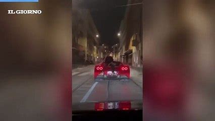 Follia A Milano Parla Al Telefono Seduto Sul Cofano Di Una Ferrari In