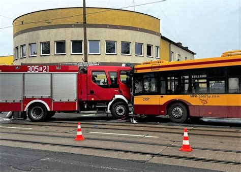 Autobus MPK Łódź zderzył się z wozem straży pożarnej Zobacz film ze