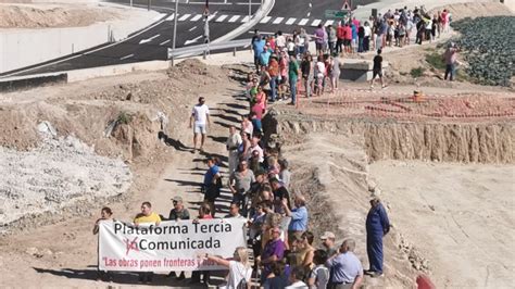 Unas Personas Protestan En Tercia Lorca Contra Las