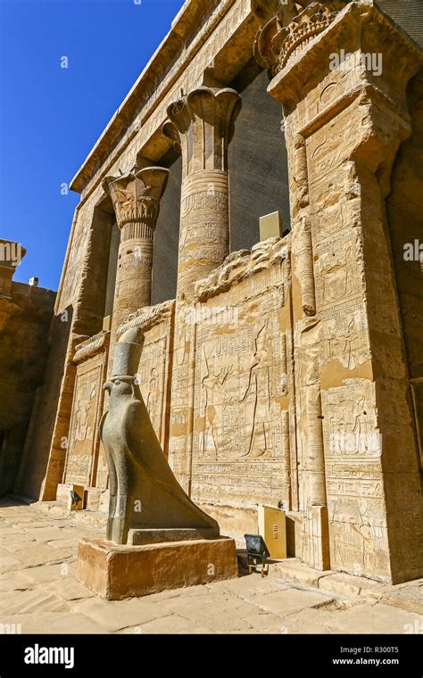 Santuario de horus en el templo de edfu de horus fotografías e imágenes