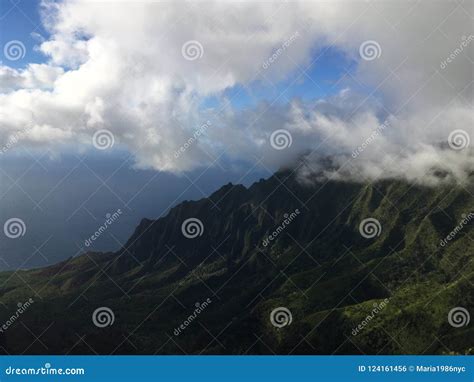 Kalalau Tal Klippen In Den Wolken Auf Kauai Insel Hawaii Stockfoto