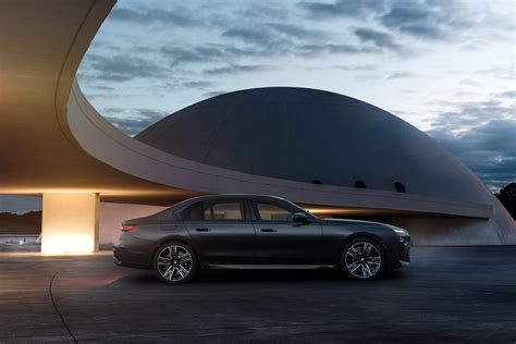 2023 BMW 7 Series is Total Tech Overload - CNET