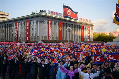 Coree Du Nord Une Parade Géante Et Le Sourire De Kim Jong Un