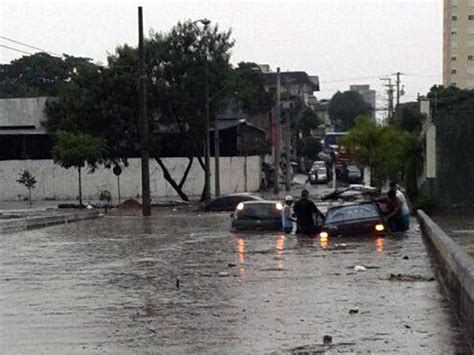 G Chuva Derruba Rvores E Alaga Ruas E Casas Em S O Jos Dos Campos