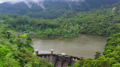 Una Presa En Las Monta As Entre La Selva Sri Lanka Metrajes V Deo