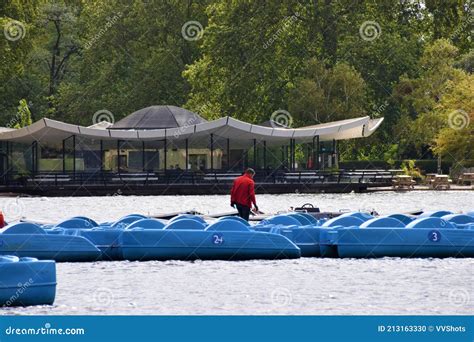 Serpentine Lake, Hyde Park, London Editorial Image - Image of earls ...