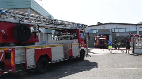 Scoppia Incendio In Una Carrozzeria Arrivano I Pompieri La Provincia