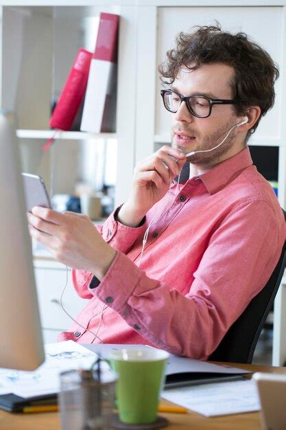 Hombre Con Auriculares Utilizar Tel Fono Celular En Oficina