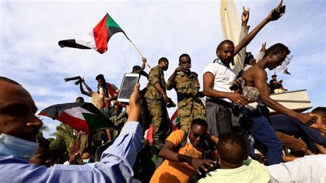 Hundreds of thousands march to Sudan presidential palace in protest ...