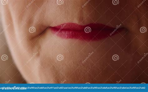 Acercar A Una Mujer Pinta Sus Labios Con Pintalabios Rojos Una Mujer Se