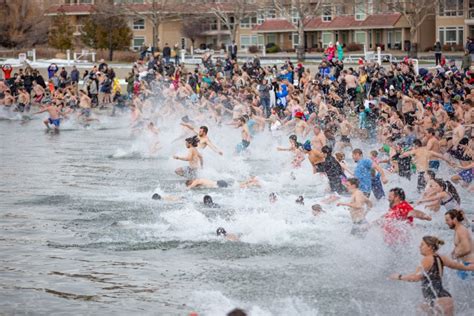 Video Hundreds Enter Frigid Okanagan Lake For 2019 Polar Bear Dip