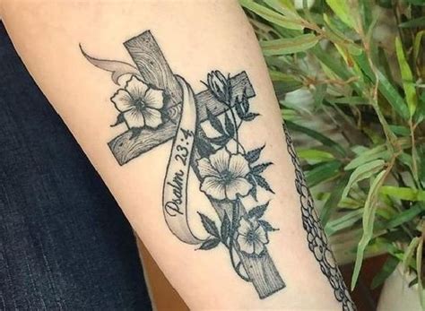 Ideas De Tatuajes De Cruces Con Flores Para Mujer