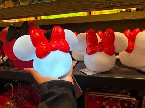 New Minnie Mouse Room Light At Magic Kingdom Is Here To Brighten Up