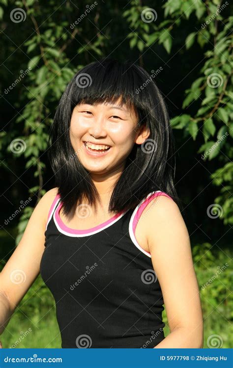 La Verticale Chinoise De Jeunes Femmes Photo Stock Image Du Lumineux